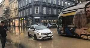 (FOTO) NIZ ULICE SE SLIJEVAJU BUJICE: Snažno nevrijeme pogodilo Zagreb i okolicu - Letjeli krovovi, padala stabla