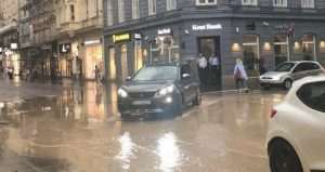 (FOTO) NIZ ULICE SE SLIJEVAJU BUJICE: Snažno nevrijeme pogodilo Zagreb i okolicu - Letjeli krovovi, padala stabla