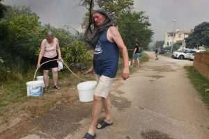 (FOTO) POŽAR KOD GREBAŠTICE POD NADZOROM: Smiruje se situacija na požarištu, ozlijeđena su četiri vatrogasca