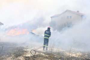 (FOTO) POŽAR KOD GREBAŠTICE POD NADZOROM: Smiruje se situacija na požarištu, ozlijeđena su četiri vatrogasca