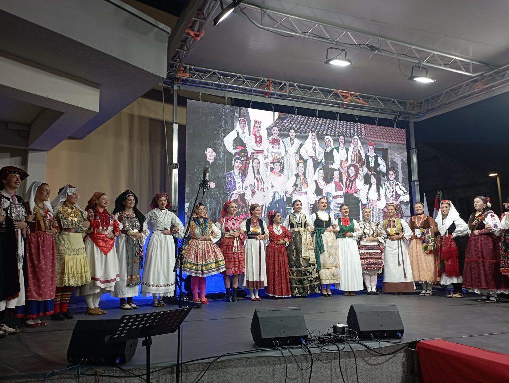 IZABRANE NAJLJEPŠE HRVATICE U NARODNOJ NOŠNJI IZVAN RH: Mona Bandov, Giulia Verdat, Malina Nadinić, Vivien Lašković...
