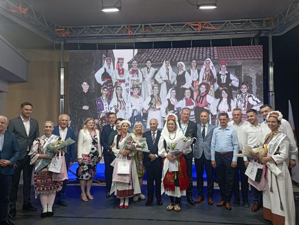 IZABRANE NAJLJEPŠE HRVATICE U NARODNOJ NOŠNJI IZVAN RH: Mona Bandov, Giulia Verdat, Malina Nadinić, Vivien Lašković...