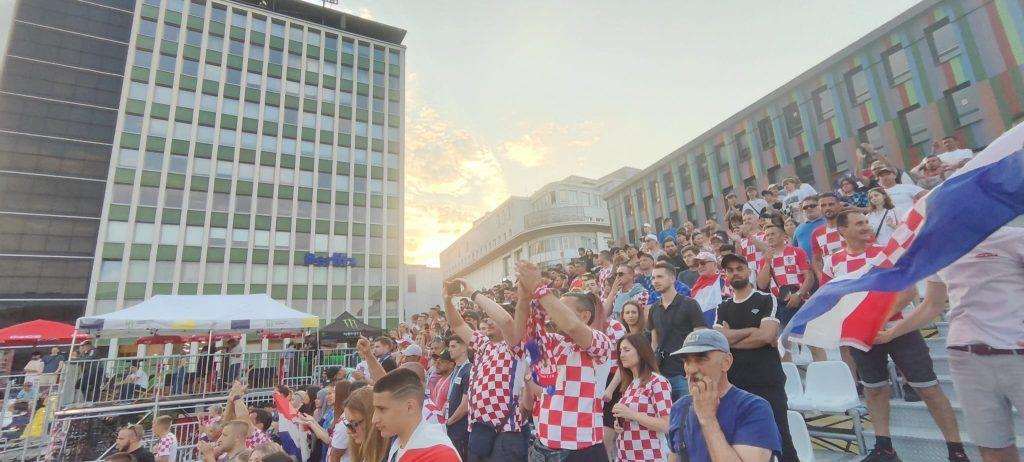 (VIDEO/FOTO) DONOSIMO DJELIĆ ATMOSFERE SA SVJETSKOG PRVENSTVA U ESSENU: Evo kako hrvatsko iseljeništvo bodri Hrvatsku protiv Njemačke (VIDEO/FOTO) DONOSIMO DJELIĆ ATMOSFERE SA SVJETSKOG PRVENSTVA U ESSENU: Evo kako hrvatsko iseljeništvo bodri Hrvatsku protiv Njemačke