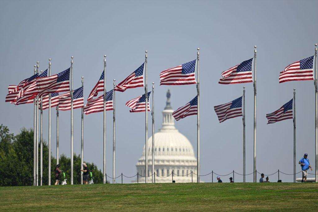 Američke zastave ispred Bijele kuće (ILUSTRACIJA) / Foto: Anadolu