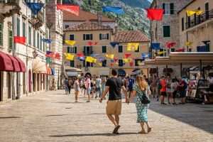 FOTO REPORTAŽA: Kotor, sve privlačnija destinacija za turiste iz cijelog svijeta, posebno se ističe po bogatoj kulturnoj baštini i prekrasnoj prirodi FOTO REPORTAŽA: Kotor, sve privlačnija destinacija za turiste iz cijelog svijeta, posebno se ističe po bogatoj kulturnoj baštini i prekrasnoj prirodi