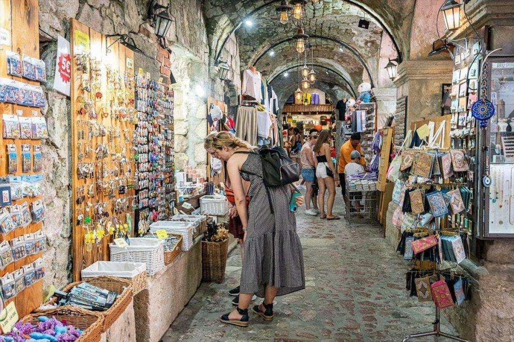 FOTO REPORTAŽA: Kotor, sve privlačnija destinacija za turiste iz cijelog svijeta, posebno se ističe po bogatoj kulturnoj baštini i prekrasnoj prirodi FOTO REPORTAŽA: Kotor, sve privlačnija destinacija za turiste iz cijelog svijeta, posebno se ističe po bogatoj kulturnoj baštini i prekrasnoj prirodi
