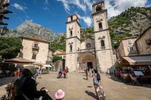 FOTO REPORTAŽA: Kotor, sve privlačnija destinacija za turiste iz cijelog svijeta, posebno se ističe po bogatoj kulturnoj baštini i prekrasnoj prirodi FOTO REPORTAŽA: Kotor, sve privlačnija destinacija za turiste iz cijelog svijeta, posebno se ističe po bogatoj kulturnoj baštini i prekrasnoj prirodi