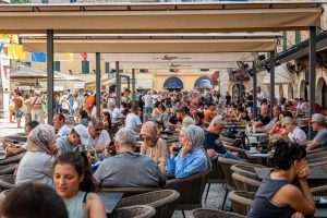 FOTO REPORTAŽA: Kotor, sve privlačnija destinacija za turiste iz cijelog svijeta, posebno se ističe po bogatoj kulturnoj baštini i prekrasnoj prirodi FOTO REPORTAŽA: Kotor, sve privlačnija destinacija za turiste iz cijelog svijeta, posebno se ističe po bogatoj kulturnoj baštini i prekrasnoj prirodi