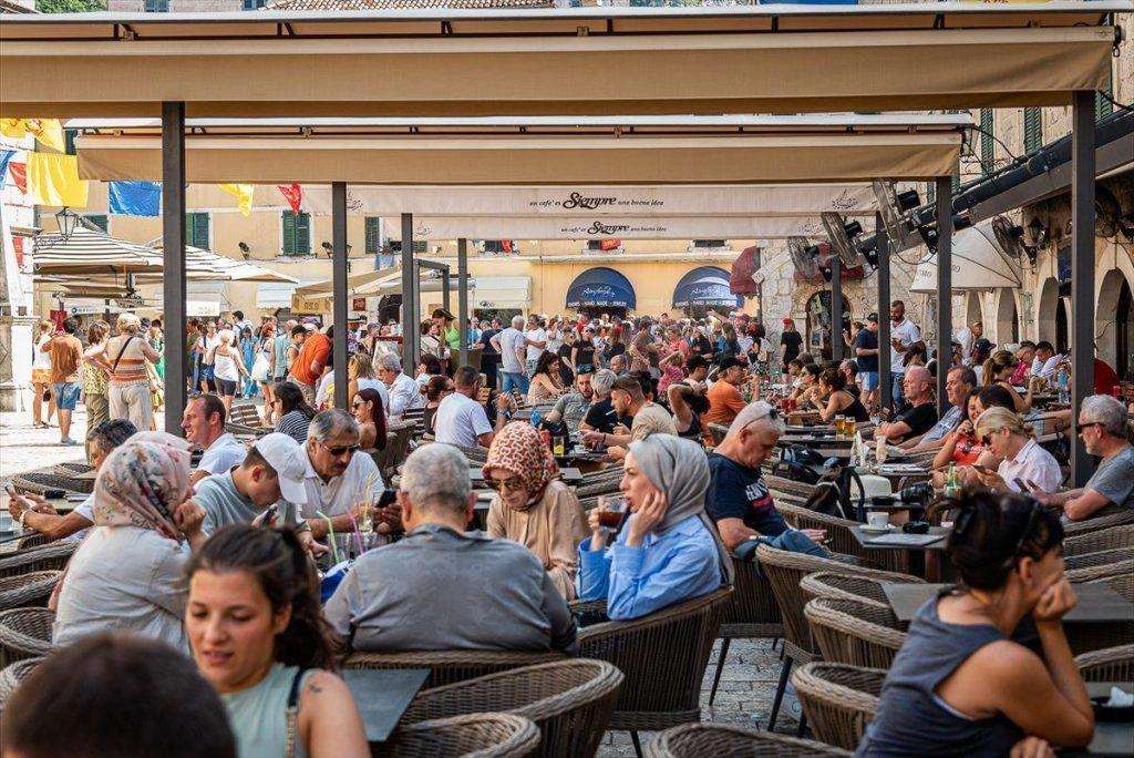 FOTO REPORTAŽA: Kotor, sve privlačnija destinacija za turiste iz cijelog svijeta, posebno se ističe po bogatoj kulturnoj baštini i prekrasnoj prirodi FOTO REPORTAŽA: Kotor, sve privlačnija destinacija za turiste iz cijelog svijeta, posebno se ističe po bogatoj kulturnoj baštini i prekrasnoj prirodi