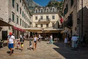 FOTO REPORTAŽA: Kotor, sve privlačnija destinacija za turiste iz cijelog svijeta, posebno se ističe po bogatoj kulturnoj baštini i prekrasnoj prirodi FOTO REPORTAŽA: Kotor, sve privlačnija destinacija za turiste iz cijelog svijeta, posebno se ističe po bogatoj kulturnoj baštini i prekrasnoj prirodi