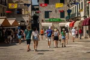 FOTO REPORTAŽA: Kotor, sve privlačnija destinacija za turiste iz cijelog svijeta, posebno se ističe po bogatoj kulturnoj baštini i prekrasnoj prirodi FOTO REPORTAŽA: Kotor, sve privlačnija destinacija za turiste iz cijelog svijeta, posebno se ističe po bogatoj kulturnoj baštini i prekrasnoj prirodi