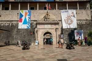 FOTO REPORTAŽA: Kotor, sve privlačnija destinacija za turiste iz cijelog svijeta, posebno se ističe po bogatoj kulturnoj baštini i prekrasnoj prirodi FOTO REPORTAŽA: Kotor, sve privlačnija destinacija za turiste iz cijelog svijeta, posebno se ističe po bogatoj kulturnoj baštini i prekrasnoj prirodi