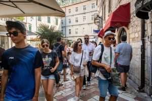 FOTO REPORTAŽA: Kotor, sve privlačnija destinacija za turiste iz cijelog svijeta, posebno se ističe po bogatoj kulturnoj baštini i prekrasnoj prirodi FOTO REPORTAŽA: Kotor, sve privlačnija destinacija za turiste iz cijelog svijeta, posebno se ističe po bogatoj kulturnoj baštini i prekrasnoj prirodi