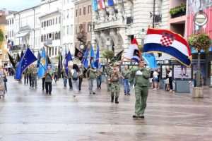 (FOTO) U RIJECI OBILJEŽENA 28. GODIŠNJICA OLUJE: Svečani mimohod postrojbi od Trga 128. brigade HV-a preko riječkog Korza do Mosta hrvatskih branitelja
