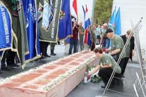(FOTO) U RIJECI OBILJEŽENA 28. GODIŠNJICA OLUJE: Svečani mimohod postrojbi od Trga 128. brigade HV-a preko riječkog Korza do Mosta hrvatskih branitelja