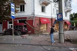 (GALERIJA) UKRAJINA: Najmanje je 7 osoba poginulo u ruskom napadu na Černjihiv