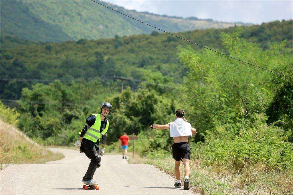 UTRKE LONGBOARDERA: Longboarderi iz Europe okupili se na festivalu ekstremnog sporta u selu ispod Stare planine