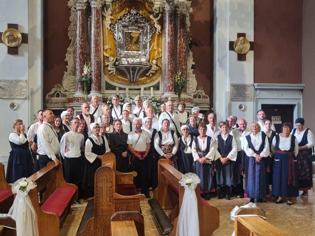ŽIVOT I TRADICIJA: KUD Radovin u povodu 40. obljetnice Gospinog ukazanja na području Osoje oduševio izvornim folklorom i starohrvatskim glagoljaškim napjevima