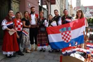 HRVATI SUDJELOVALI U ŽIVOPISNOM SPEKTAKLU U AUGSBURGU: Hrvatski ples, tradicija i kultura u šarenoj povorci