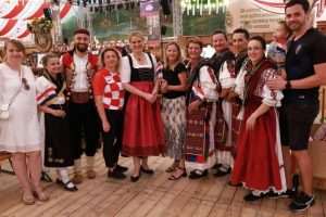 HRVATI SUDJELOVALI U ŽIVOPISNOM SPEKTAKLU U AUGSBURGU: Hrvatski ples, tradicija i kultura u šarenoj povorci