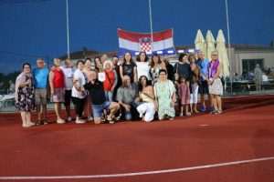 (FOTO I VIDEO) SELO U ZADARSKOM ZALEĐU PROSLAVILO OLUJU: Okupilo se i mlado i staro, stigli i mještani koji žive u Njemačkoj, Australiji..., pjevalo se, plesalo, prisjećalo starih vremena