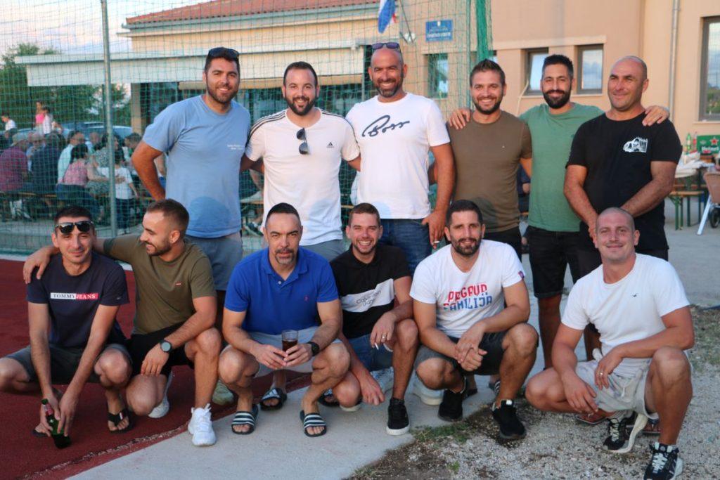 (FOTO I VIDEO) SELO U ZADARSKOM ZALEĐU PROSLAVILO OLUJU: Okupilo se i mlado i staro, stigli i mještani koji žive u Njemačkoj, Australiji..., pjevalo se, plesalo, prisjećalo starih vremena