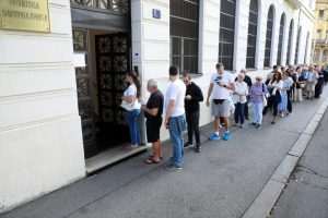 NEVJEROJATNO DUGI REDOVI ZA KUPNJU KOVANICA: Mnogi u Hrvatskoj žele prigodne kovanice od dva eura