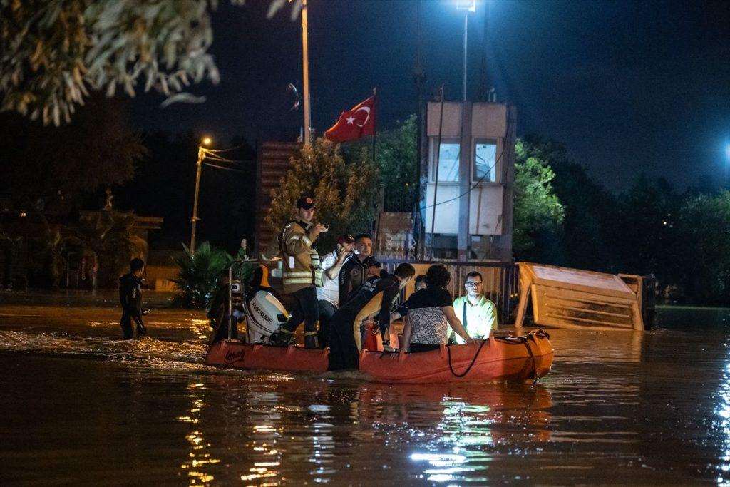 ISTANBUL: Najmanje su dvije osobe poginule, od kojih i jedan strani državljanin, u olujnom nevremenu koje je pogodilo glavni grad Turske