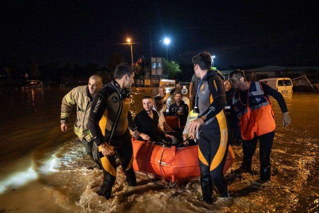 ISTANBUL: Najmanje su dvije osobe poginule, od kojih i jedan strani državljanin, u olujnom nevremenu koje je pogodilo glavni grad Turske
