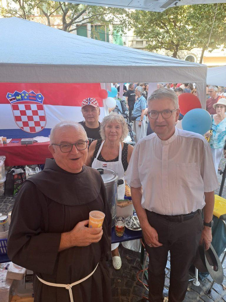 MEĐUNARODNI DAN TUĐINACA U MAINZU: Hrvatske štandove posjetili biskup Peter Kohlgraf, gradonačelnik Nino Haase, Miguel Vicente, brojni posjetitelji...