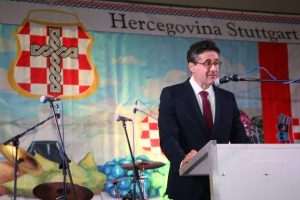 (FOTO) VELIKA ZABAVA NA HERCEGOVAČKOJ VEČERI: U Filderstadtu kod Stuttgarta okupilo se oko 1.400 Hrvata i njihovih prijatelja...