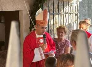 NAKON 330 GODINA U DUBROVNIKU: Biskup Glasnović služio misu i blagoslovio obnovljenu kapelicu Svetog Križa na Posatu