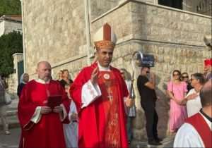 NAKON 330 GODINA U DUBROVNIKU: Biskup Glasnović služio misu i blagoslovio obnovljenu kapelicu Svetog Križa na Posatu