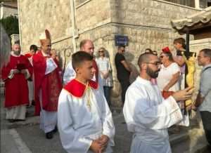 NAKON 330 GODINA U DUBROVNIKU: Biskup Glasnović služio misu i blagoslovio obnovljenu kapelicu Svetog Križa na Posatu
