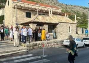 NAKON 330 GODINA U DUBROVNIKU: Biskup Glasnović služio misu i blagoslovio obnovljenu kapelicu Svetog Križa na Posatu