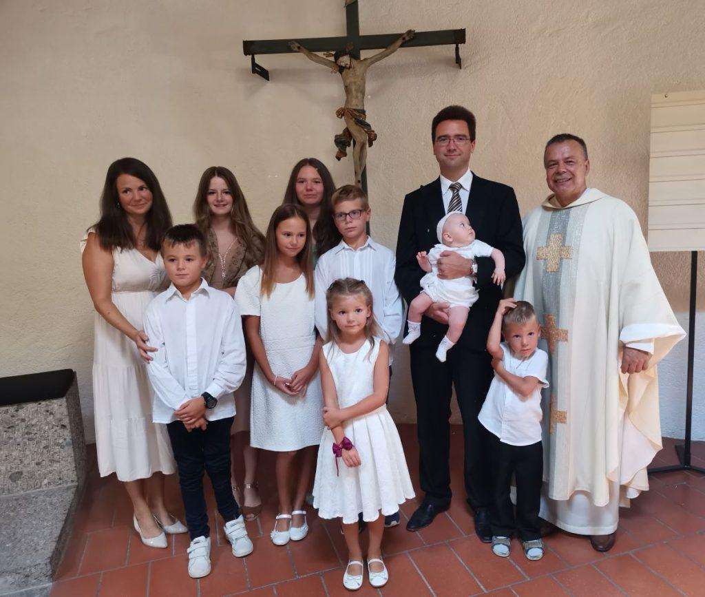 HKŽ MÜNCHEN: Kršteno osmo dijete u obitelji Franje i Žane Ivane Barišić HKŽ MÜNCHEN: Kršteno osmo dijete u obitelji Franje i Žane Ivane Barišić