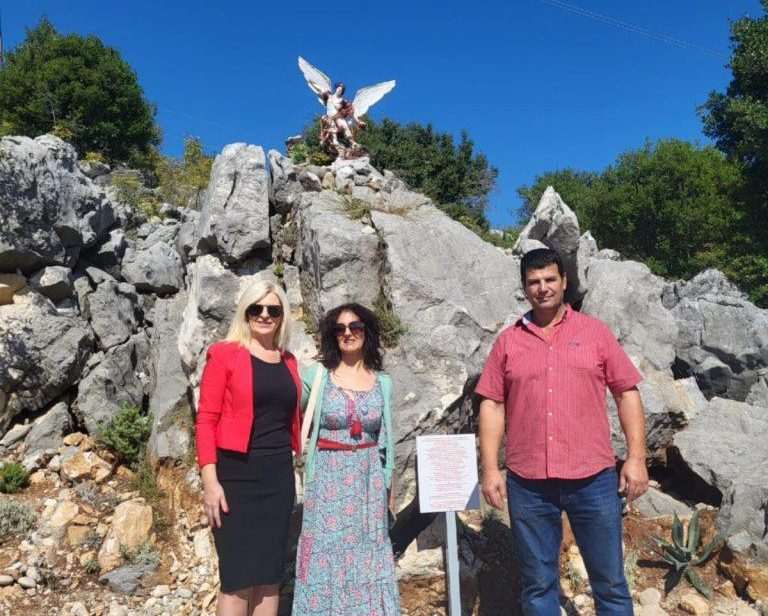 U HERCEGOVINI POSTAVLJEN KIP SVETOG MIHAELA ARKANĐELA: Postavljanje kipa prati nevjerojatna priča Daniela Škegro, Mirjana i Zrinko Puljić / Foto: Fenix (SIM)