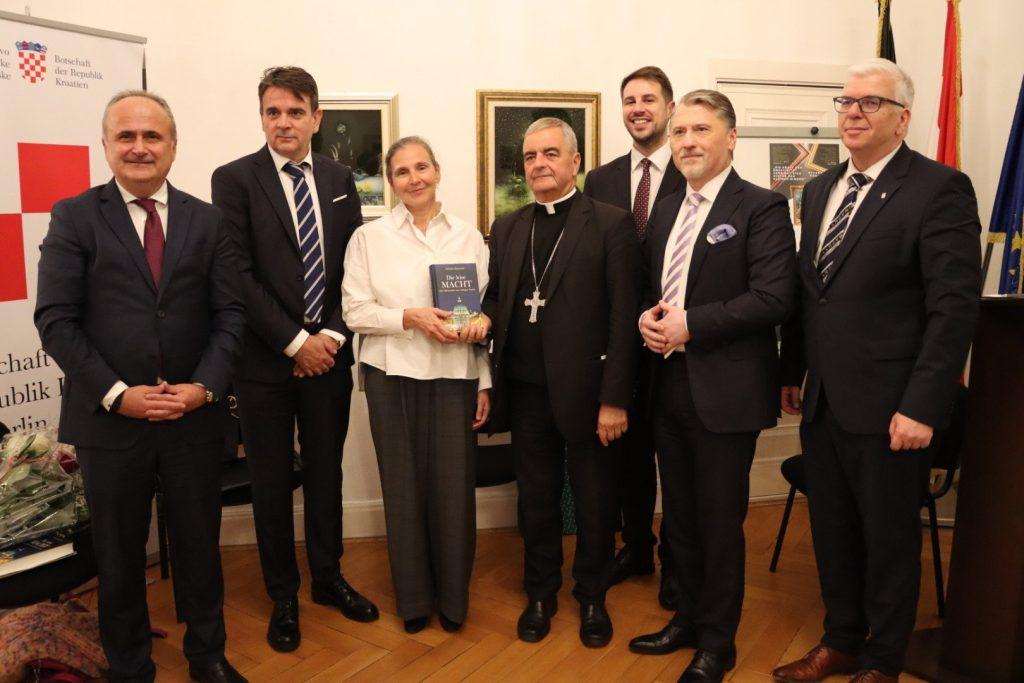 BERLIN: Predstavljena knjiga "Tiha moć – diplomacija Svete Stolice" apostolskog nuncija u Njemačkoj i doajena diplomatskog zbora, nadbiskupa dr. Nikole Eterovića