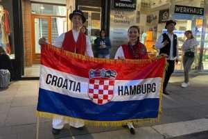 NJEMAČKA DANAS SLAVI: U programu središnje proslave 33. Dana njemačkog zajedništva u Hamburgu nastupili i folkloraši Croatije Hamburg