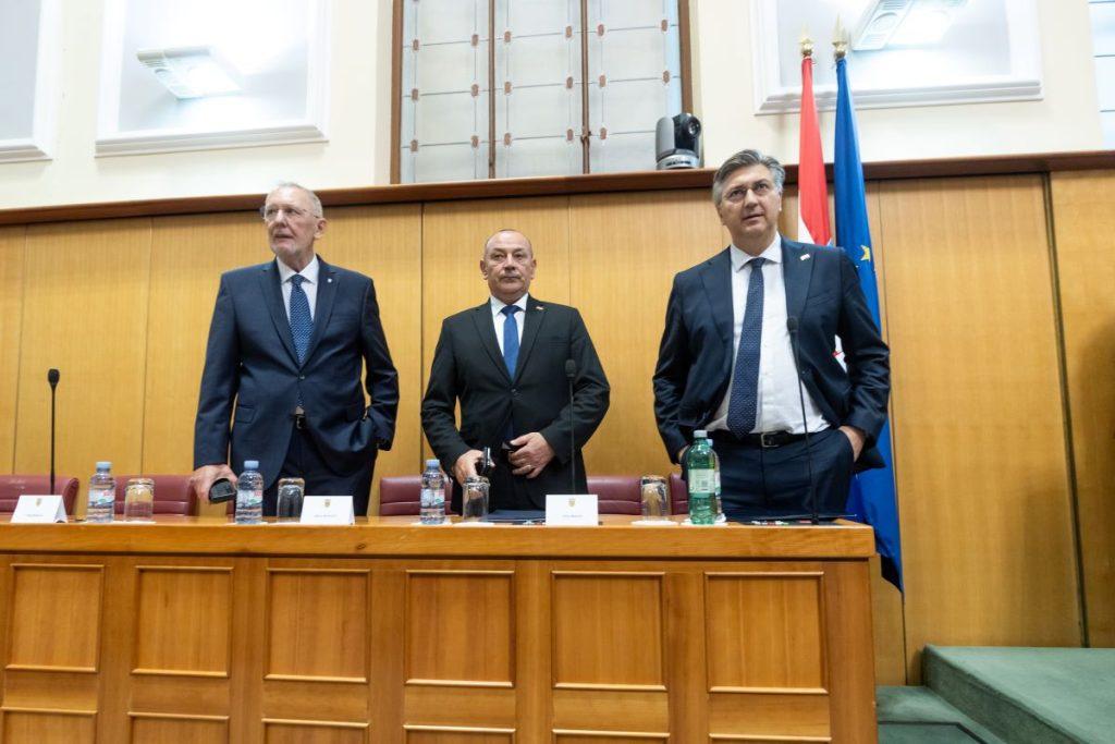 KAOS U HRVATSKOM SABORU: Plenković pokušava govoriti, oporba lupa po klupama