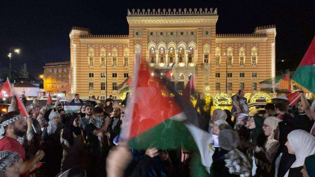 SARAJEVO: Podrška Palestincima upriličena ispred Gradske vijećnice - skup završen "učenjem Fatihe pred dušama ubijenih Palestinaca"
