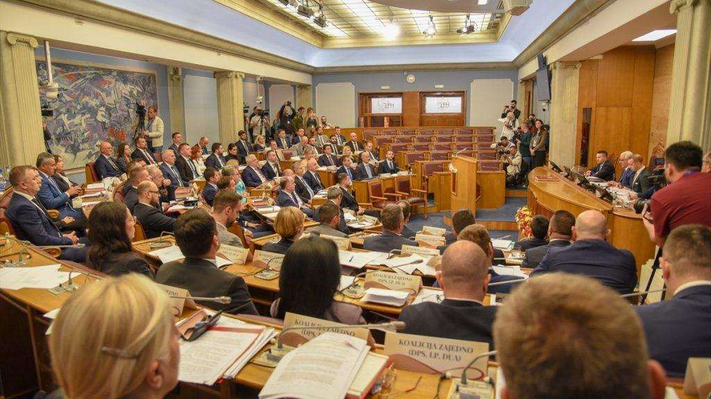 UNATOČ PROSVJEDIMA U PODGORICI: Crna Gora dobila novu vladu koju je predložio mandatar Milojko Spajić