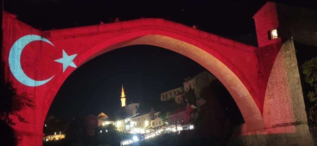 ZASTAVA ZRINJSKOG NE MOŽE, TURSKA MOŽE: Mostarski Stari most u turskim bojama u povodu 100. godišnjice Republike Turske