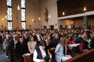 (FOTO) VELIKO SLAVLJE U WIESBADENU: Na Mladu misu fra Nikole Livaje stigao velik broj vjernika iz Wiesbadena, Frankfurta, Mainza i okolice