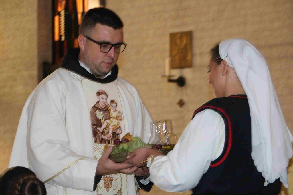 (FOTO) VELIKO SLAVLJE U WIESBADENU: Na Mladu misu fra Nikole Livaje stigao velik broj vjernika iz Wiesbadena, Frankfurta, Mainza i okolice