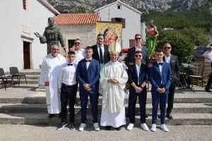 (FOTO) POSEBAN DAN ZA ČETVORICU MLADIĆA: U župi Veliko Brdo kod Makarske proslavljen blagdan sv. Jeronima i sakrament Svete Potvrde