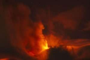 RIM: Vulkan Etna na Siciliji ponovno eruptirao i izbacuje lavu - vulkanski pepeo doseže visinu od oko 4.500 metara RIM: Vulkan Etna na Siciliji ponovno eruptirao i izbacuje lavu - vulkanski pepeo doseže visinu od oko 4.500 metara