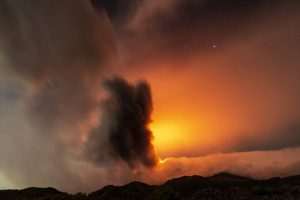 RIM: Vulkan Etna na Siciliji ponovno eruptirao i izbacuje lavu - vulkanski pepeo doseže visinu od oko 4.500 metara RIM: Vulkan Etna na Siciliji ponovno eruptirao i izbacuje lavu - vulkanski pepeo doseže visinu od oko 4.500 metara