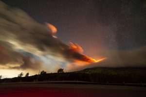 RIM: Vulkan Etna na Siciliji ponovno eruptirao i izbacuje lavu - vulkanski pepeo doseže visinu od oko 4.500 metara RIM: Vulkan Etna na Siciliji ponovno eruptirao i izbacuje lavu - vulkanski pepeo doseže visinu od oko 4.500 metara