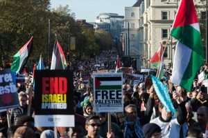 LONDON: Deseci tisuća ljudi izašli su na ulice Londona u znak podrške palestinskom narodu